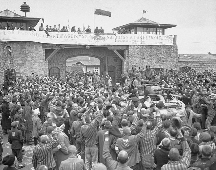 Wojska amerykańskie w wyzwolonym niemieckim obozie Mauthausen-Gusen. 5 maja 1945 r. Źródło: Wikimedia Commons Wojska amerykańskie w wyzwolonym niemieckim obozie Mauthausen-Gusen. 5 maja 1945 r. Źródło: Wikimedia Commons