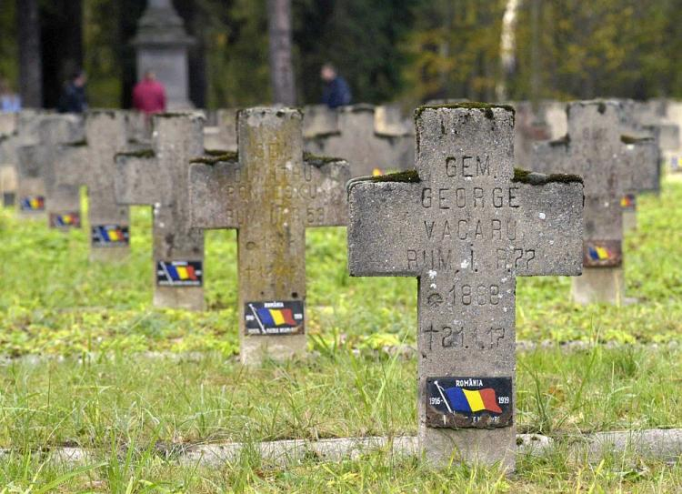 Kwatera jeńców rumuńskich z I wojny światowej na cmentarzu w Łambinowicach. 2003 r. Fot. PAP/K. Świderski Kwatera jeńców rumuńskich z I wojny światowej na cmentarzu w Łambinowicach. 2003 r. Fot. PAP/K. Świderski