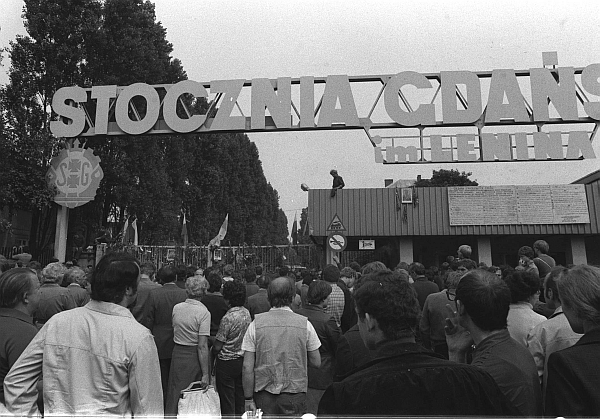 Na zdjęciu: Brama Stoczni Gdańskiej, sierpień 1980 r. Fot. T. Zagoździński PAP.