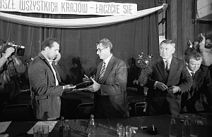 Na zdjęciu: Podpisanie porozumienia pomiędzy Komitetem Strajkowym w Szczecinie i Komisją Rządową. Fot. J. Undro PAP/CAF Szczecin 1980