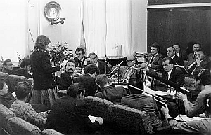 Rozmowy przedstawicieli Komitetu Strajkowego z Komisją Rządową. Stocznia Gdańska, sierpień 1980 r. Zbiory Ośrodka Karta. Stocznia Gdańska