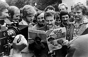 Na zdjęciu: Lech Wałęsa w czasie strajku w Stoczni Gdańskiej, sierpień 1980 r. Zbiory Ośrodka Karta. Lech Wałęsa