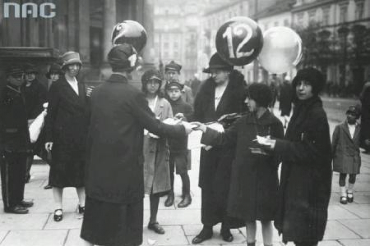 Wybory do Rady Miejskiej w Warszawie w 1927 r. Kobiety agitujące w dniu wyborów. Fot. NAC Wybory do Rady Miejskiej w Warszawie w 1927 r. Kobiety agitujące w dniu wyborów. Fot. NAC