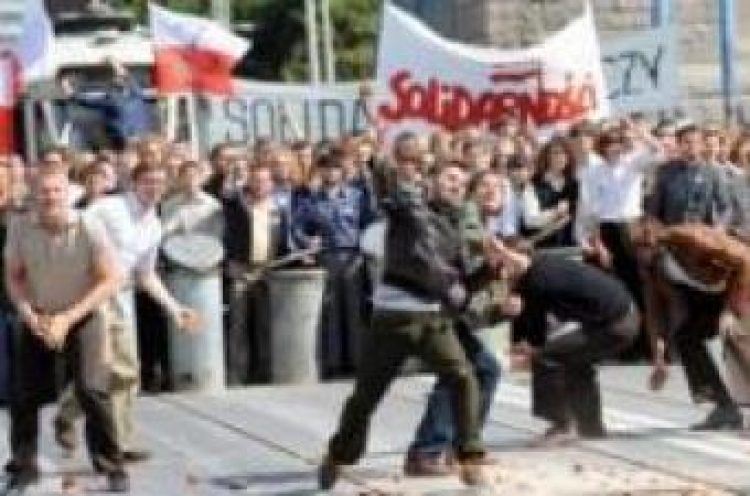Kadr z filmu "80 milionów" Waldemara Krzystka. Fot. PAP/G. Hawalej Kadr z filmu "80 milionów" Waldemara Krzystka. Fot. PAP/G. Hawalej