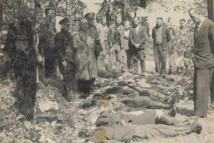 Ofiary napadu na pociąg pod Zatylem (ok. Lubyczy Królewskiej) dokonanego 16 czerwca 1944 r. przez UPA. Zbiory IPN. Ofiary napadu na pociąg pod Zatylem (ok. Lubyczy Królewskiej) dokonanego 16 czerwca 1944 r. przez UPA. Zbiory IPN.
