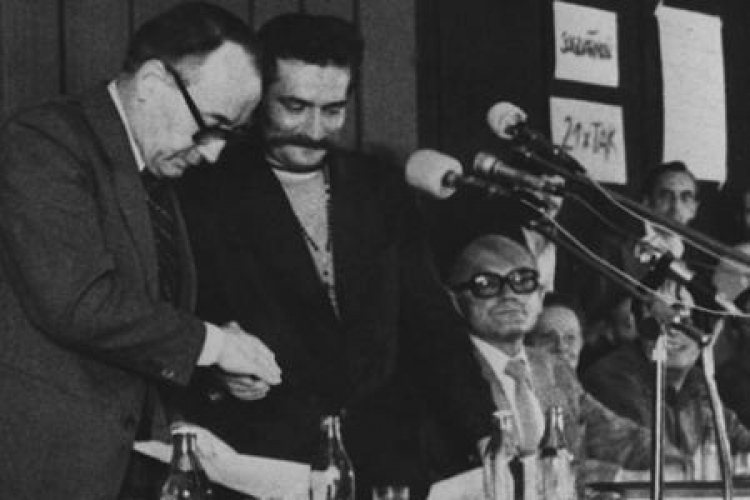 Mieczysław Jagielski i Lech Wałęsa po podpisaniu porozumienia. Gdańsk, 31.08.1980. Fot. PAP/CAF/Z. Trybek Mieczysław Jagielski i Lech Wałęsa po podpisaniu porozumienia. Gdańsk, 31.08.1980. Fot. PAP/CAF/Z. Trybek