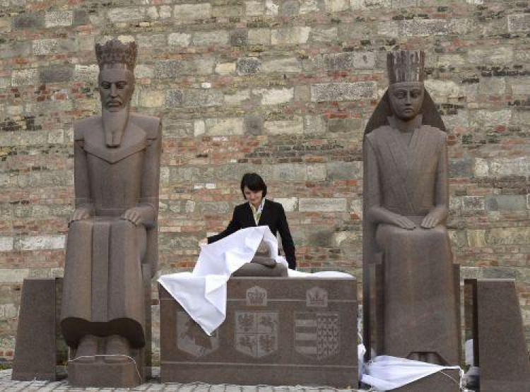 Pomnik królowej Jadwigi i króla Władysława Jagiełły w Budapeszcie. Fot. PAP/EPA Pomnik królowej Jadwigi i króla Władysława Jagiełły w Budapeszcie. Fot. PAP/EPA