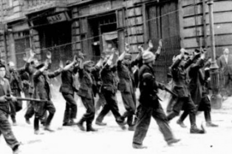 Niemcy wzięci do niewoli przez powstańców. Fot. PAP/CAF/Archiwum Niemcy wzięci do niewoli przez powstańców. Fot. PAP/CAF/Archiwum