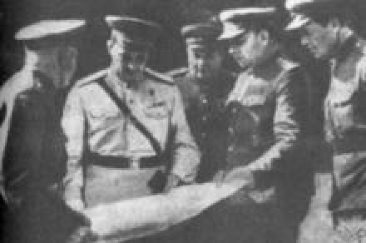 Gen. Iwan Czerniachowski (drugi z lewej) i gen. N. Kryłow (czwarty z lewej). Źródło: IPN Gen. Iwan Czerniachowski (drugi z lewej) i gen. N. Kryłow (czwarty z lewej). Źródło: IPN