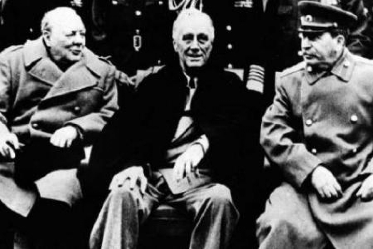 Konferencja w Jałcie, luty 1945. Od lewej: Winston Churchill, Franklin D. Roosevelt i Józef Stalin. Fot. PAP/CAF/Reprod. Konferencja w Jałcie, luty 1945. Od lewej: Winston Churchill, Franklin D. Roosevelt i Józef Stalin. Fot. PAP/CAF/Reprod.