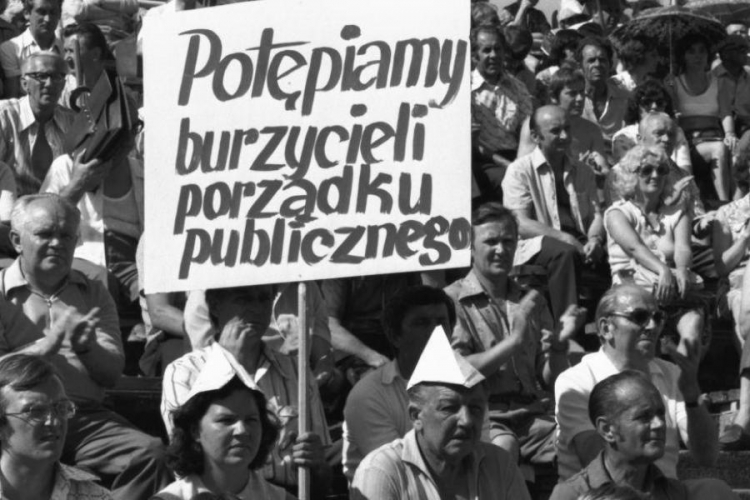 Propagandowy wiec zorganizowany przez władze w reakcji na wydarzenia w Radomiu i Ursusie. Fot. PAP/CAF/J. Undro Propagandowy wiec zorganizowany przez władze w reakcji na wydarzenia w Radomiu i Ursusie. Fot. PAP/CAF/J. Undro