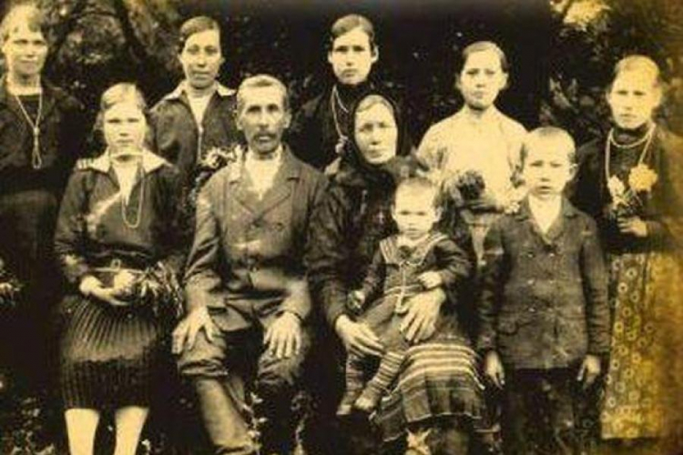 Rodzina Jasiończaków z Woli Ostrowieckiej, zamordowana w 1943 r. przez UPA. Fot. ze zbiorów Leona Popka. Źródło: IPN Rodzina Jasiończaków z Woli Ostrowieckiej, zamordowana w 1943 r. przez UPA. Fot. ze zbiorów Leona Popka. Źródło: IPN
