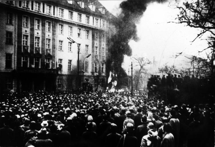 Płonący gmach Komitetu Wojewódzkiego PZPR przy Wałach Jagiellońskich w Gdańsku. 15.12.1970. Fot. PAP/Archiwum/E. Pepliński Płonący gmach Komitetu Wojewódzkiego PZPR przy Wałach Jagiellońskich w Gdańsku. 15.12.1970. Fot. PAP/Archiwum/E. Pepliński