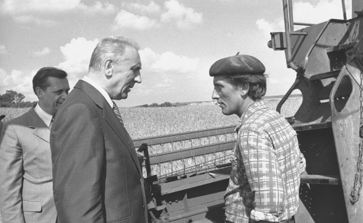 I sekretarz KC PZPR Edward Gierek w rozmowie z kombajnistą w PGR Szeszno. 1976 r.Fot. PAP/M. Langda I sekretarz KC PZPR Edward Gierek w rozmowie z kombajnistą w PGR Szeszno. 1976 r.Fot. PAP/M. Langda