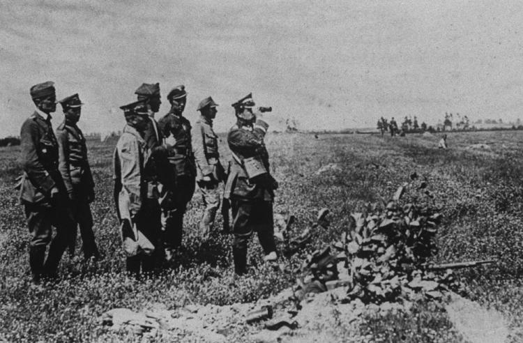 Bitwa Warszawska. Dowódca Frontu Północnego, gen. broni Józef Haller pod Okuniewem. Fot. PAP/CAF/Reprodukcja Bitwa Warszawska. Dowódca Frontu Północnego, gen. broni Józef Haller pod Okuniewem. Fot. PAP/CAF/Reprodukcja
