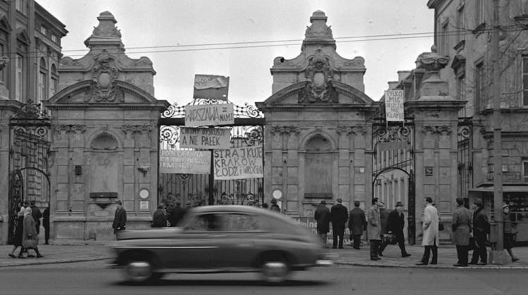 Brama główna Uniwersytetu Warszawskiego. Marzec 1968. Fot. PAP/T. Zagoździński Brama główna Uniwersytetu Warszawskiego. Marzec 1968. Fot. PAP/T. Zagoździński