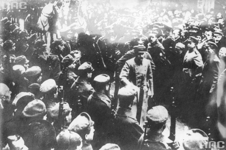 Naczelnik Państwa Józef Piłsudski w drodze na otwarcie pierwszego posiedzenia Sejmu Ustawodawczego. Źródło: NAC Naczelnik Państwa Józef Piłsudski w drodze na otwarcie pierwszego posiedzenia Sejmu Ustawodawczego. Źródło: NAC