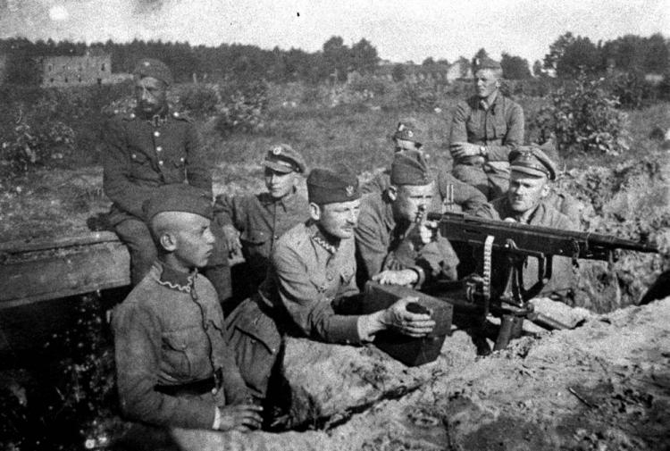 Polscy żołnierze podczas walk z Armią Czerwoną w rejonie Radzymina w 1920 r. Fot. PAP/CAF Polscy żołnierze podczas walk z Armią Czerwoną w rejonie Radzymina w 1920 r. Fot. PAP/CAF