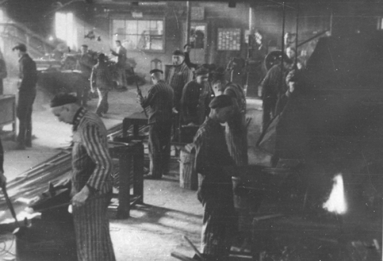 Auschwitz I. Więźniowie zatrudnieni w obozwej ślusarni (1942-1943). Fot. Państwowe Muzeum Auschwitz-Birkenau Auschwitz I. Więźniowie zatrudnieni w obozwej ślusarni (1942-1943). Fot. Państwowe Muzeum Auschwitz-Birkenau