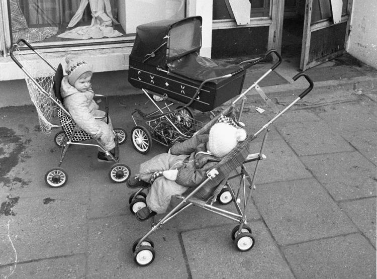 Dzieci w wózkach przed sklepem. Gdańsk, 1981-10-28. Fot. PAP/CAF/S. Kraszewski Dzieci w wózkach przed sklepem. Gdańsk, 1981-10-28. Fot. PAP/CAF/S. Kraszewski