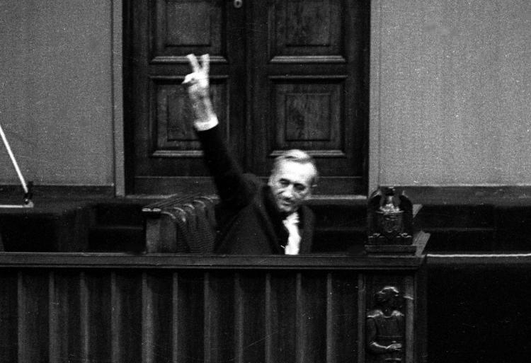 Sejm udzielił wotum zaufania rządowi Tadeusza Mazowieckiego. Warszawa 12.09.1989. Fot. PAP/G. Rogiński Sejm udzielił wotum zaufania rządowi Tadeusza Mazowieckiego. Warszawa 12.09.1989. Fot. PAP/G. Rogiński