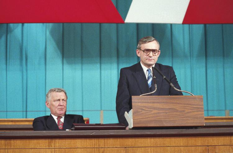 I sekretarz KC PZPR Mieczysław Rakowski i przew. zjazdu Leszek Miller. Warszawa 27.01.1990. Fot.PAP/G. Rogiński I sekretarz KC PZPR Mieczysław Rakowski i przew. zjazdu Leszek Miller. Warszawa 27.01.1990. Fot.PAP/G. Rogiński