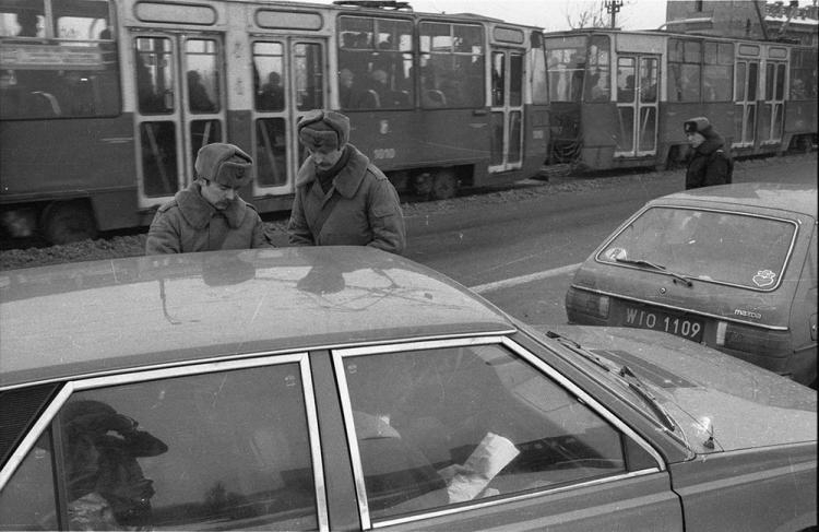 Warszawa po wprowadzeniu stanu wojennego. 12.1981. Fot. PAP/CAF/W. Frelek Warszawa po wprowadzeniu stanu wojennego. 12.1981. Fot. PAP/CAF/W. Frelek