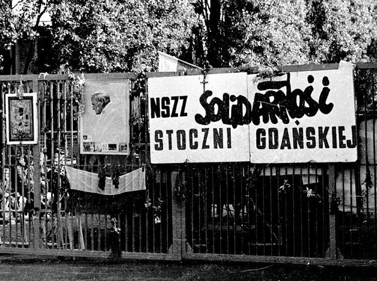 Strajk w Stoczni Gdańskiej im. Lenina, ostatni tydzień strajku. 08.1988. Fot. PAP/P. Glanert Strajk w Stoczni Gdańskiej im. Lenina, ostatni tydzień strajku. 08.1988. Fot. PAP/P. Glanert