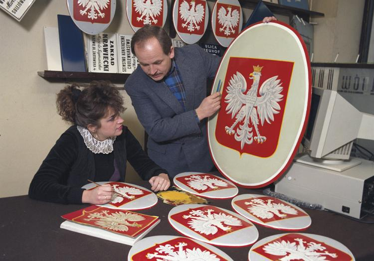 Zakład produkcji szyldów i tablic. Warszawa 01.1990. Fot. PAP/I. Sobieszczuk, J. Bogacz Zakład produkcji szyldów i tablic. Warszawa 01.1990. Fot. PAP/I. Sobieszczuk, J. Bogacz