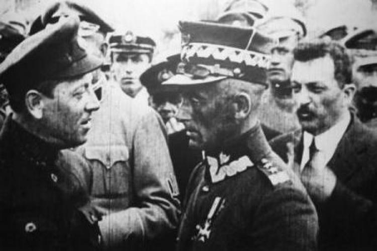 Semen Petlura i Edward Rydz-Śmigły na dworcu w Kijowie. 1920 r. Fot. PAP/CAF Semen Petlura i Edward Rydz-Śmigły na dworcu w Kijowie. 1920 r. Fot. PAP/CAF