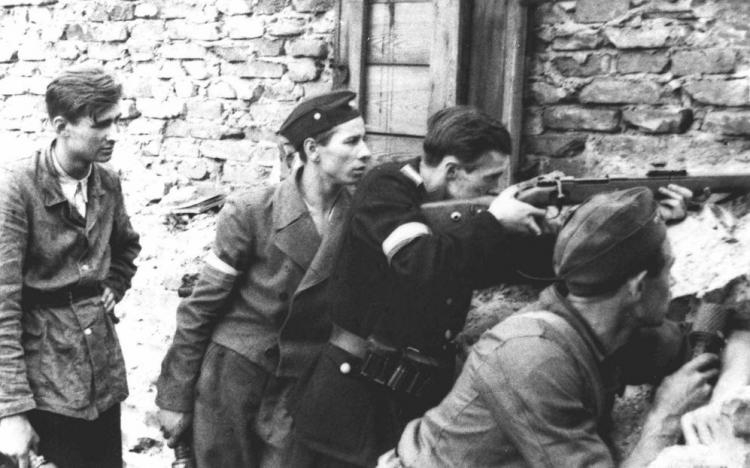 Żołnierze na barykadzie podczas Powstania Warszawskiego. Fot. PAP/CAf/Reprodukcja Żołnierze na barykadzie podczas Powstania Warszawskiego. Fot. PAP/CAf/Reprodukcja