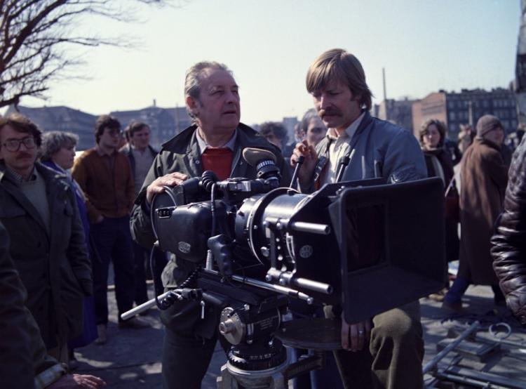 Plan filmu „Człowiek z żelaza”: reżyser Andrzej Wajda (2P), scenograf Allan Starski (L), operator kamery Janusz Kaliciński (P). Fot. PAP/PAI/M. Billewicz Plan filmu „Człowiek z żelaza”: reżyser Andrzej Wajda (2P), scenograf Allan Starski (L), operator kamery Janusz Kaliciński (P). Fot. PAP/PAI/M. Billewicz