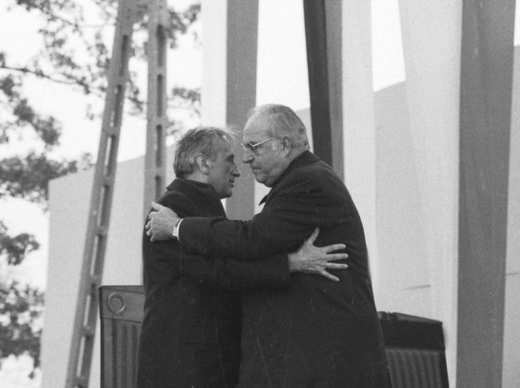 Tadeusz Mazowiecki i Helmut Kohl. Krzyżowa, 12 listopada 1989 r. Fot. PAP/CAF/A. Hawałej Tadeusz Mazowiecki i Helmut Kohl. Krzyżowa, 12 listopada 1989 r. Fot. PAP/CAF/A. Hawałej