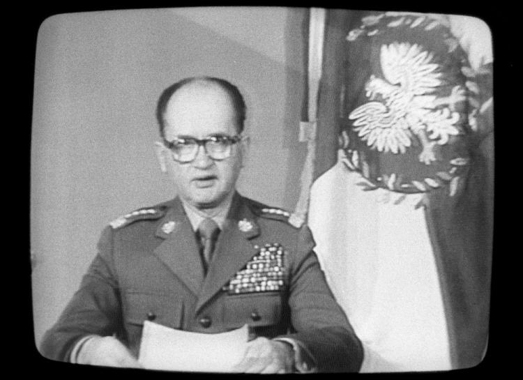 Wojciech Jaruzelski ogłasza stan wojenny. Warszawa, 13.12.1981 r. Fot. PAP/L. Pękalski Wojciech Jaruzelski ogłasza stan wojenny. Warszawa, 13.12.1981 r. Fot. PAP/L. Pękalski