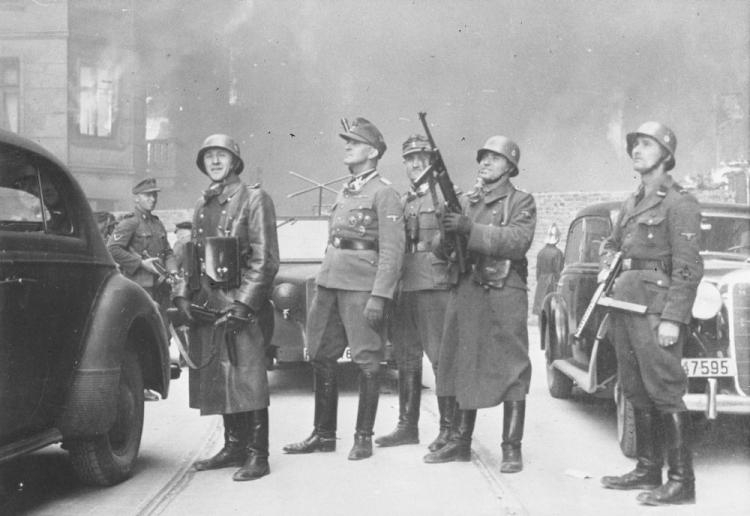 Gen. Jurgen Stropp, dowódca SS, w otoczeniu oficerów na terenie walczącego getta warszawskiego. 1943 r. Fot. PAP/CAF Gen. Jurgen Stropp, dowódca SS, w otoczeniu oficerów na terenie walczącego getta warszawskiego. 1943 r. Fot. PAP/CAF