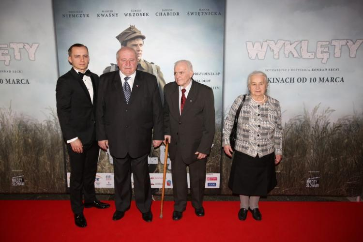 Odtwórca głównej roli Wojciech Niemczyk (L), Marek Franczak syn Józefa Franczaka ps. Lalek (2L) przed premierą filmu "Wyklęty". Fot. PAP/L. Szymański Odtwórca głównej roli Wojciech Niemczyk (L), Marek Franczak syn Józefa Franczaka ps. Lalek (2L) przed premierą filmu "Wyklęty". Fot. PAP/L. Szymański