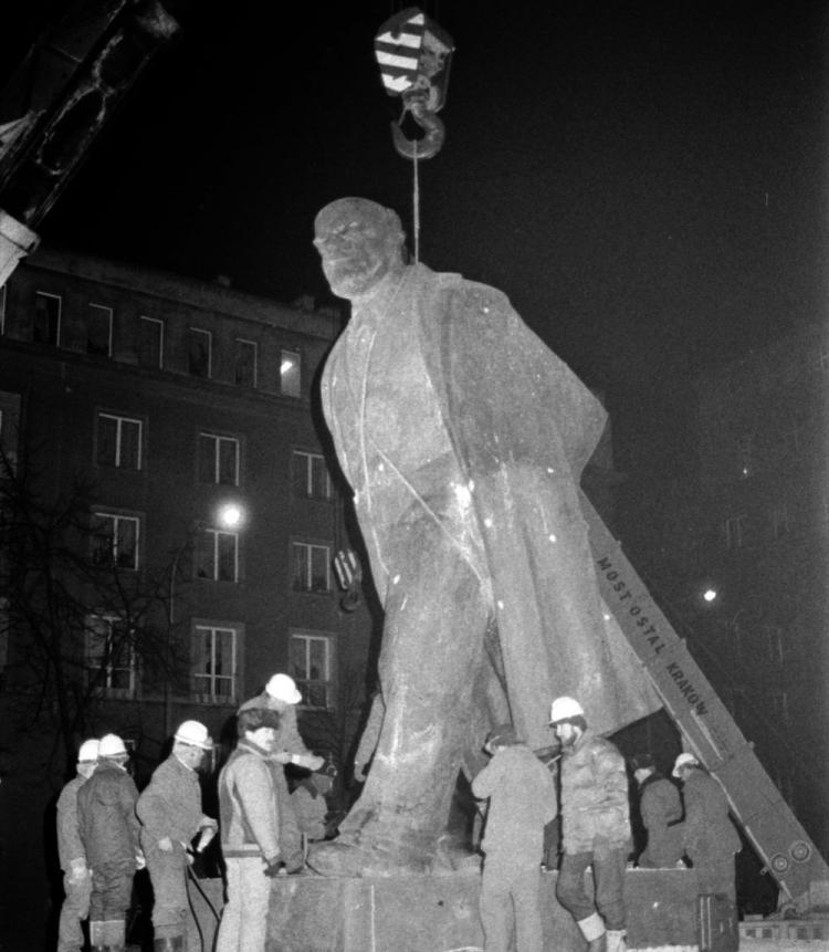 Demontaż pomnika Włodzimierza Lenina w Alei Róż w Nowej Hucie. 10 grudnia 1989 r. Fot. PAP/CAF/M. Sochor Demontaż pomnika Włodzimierza Lenina w Alei Róż w Nowej Hucie. 10 grudnia 1989 r. Fot. PAP/CAF/M. Sochor