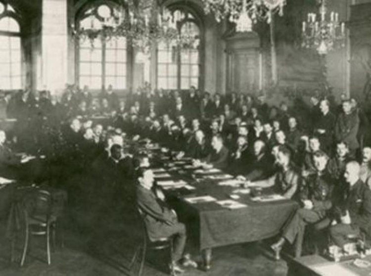 Podpisywanie traktatu preliminarnego miedzy Polską a Rosją w Rydze,12.10.1920 . Fot. CAW Podpisywanie traktatu preliminarnego miedzy Polską a Rosją w Rydze,12.10.1920 . Fot. CAW
