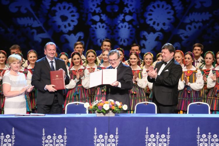 Wicepremier, minister kultury i dziedzictwa narodowego Piotr Gliński (C), wicemarszałek woj. mazowieckiego Wiesław Raboszuk (L) oraz gospodarz spotkania, dyrektor Państwowego Zespołu Ludowego Pieśni i Tańca „Mazowsze” Jacek Boniecki (P) podczas uroczystości podpisania porozumienia. Otrębusy, 29.05.2017. Fot. PAP/L. Szymański Wicepremier, minister kultury i dziedzictwa narodowego Piotr Gliński (C), wicemarszałek woj. mazowieckiego Wiesław Raboszuk (L) oraz gospodarz spotkania, dyrektor Państwowego Zespołu Ludowego Pieśni i Tańca „Mazowsze” Jacek Boniecki (P) podczas uroczystości podpisania porozumienia. Otrębusy, 29.05.2017. Fot. PAP/L. Szymański
