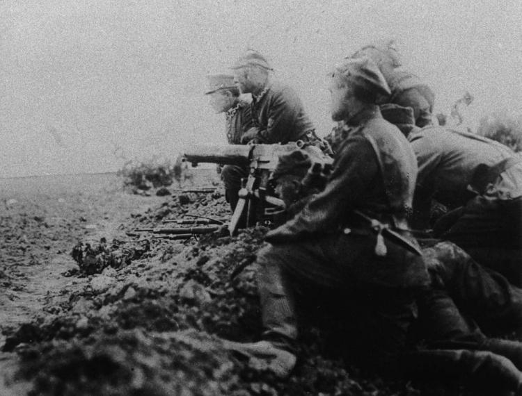 Żołnierze z polskim karabinem maszynowym na polu bitwy pod Radzyminem. Warszawa 1920 r. Fot. PAP/Archiwum Żołnierze z polskim karabinem maszynowym na polu bitwy pod Radzyminem. Warszawa 1920 r. Fot. PAP/Archiwum