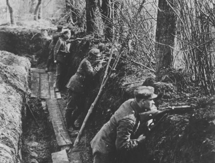 Legioniści w okopach na pozycjach strzeleckich na froncie wschodnim nad Styrem - pozycje pod Kostiuchnówką. Fot. NAC Legioniści w okopach na pozycjach strzeleckich na froncie wschodnim nad Styrem - pozycje pod Kostiuchnówką. Fot. NAC