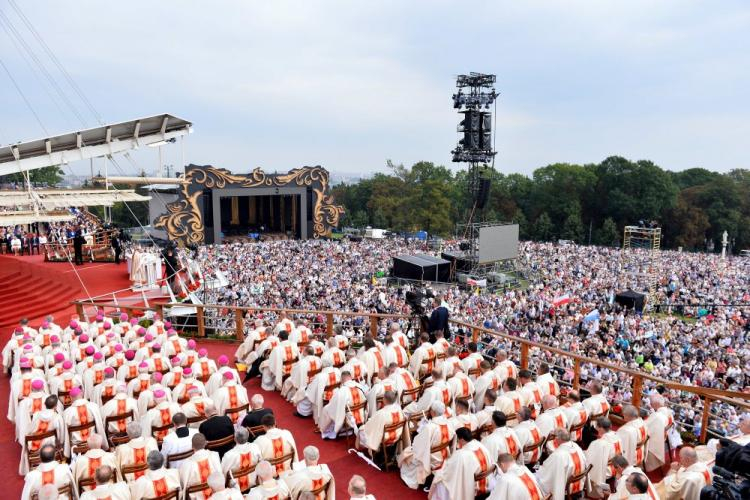 Msza św. na Jasnej Górze w trakcie głównych obchodów 300-lecia koronacji jasnogórskiego obrazu Matki Bożej Częstochowskiej. Fot. PAP/M. Kmieciński Msza św. na Jasnej Górze w trakcie głównych obchodów 300-lecia koronacji jasnogórskiego obrazu Matki Bożej Częstochowskiej. Fot. PAP/M. Kmieciński