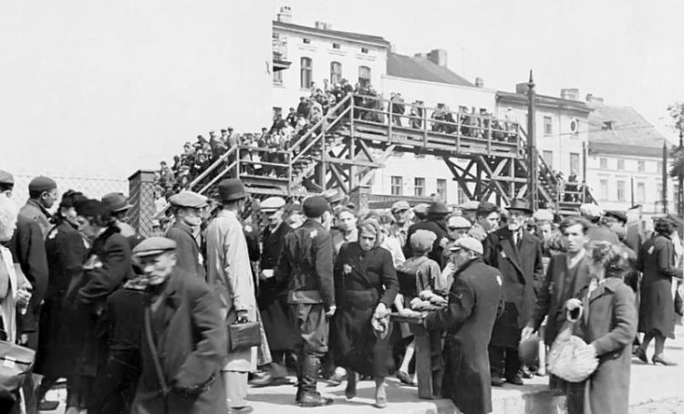 Getto łódzkie. Getto Litzmannstadt, kładka nad Hohensteiner Strasse (aktualnie ul. Zgierska) na wysokości Sulzfelder Strasse (ul. Wojska Polskiego). 1940 r. Źródło: Wikimedia Commons/Bundesarchiv Getto łódzkie. Getto Litzmannstadt, kładka nad Hohensteiner Strasse (aktualnie ul. Zgierska) na wysokości Sulzfelder Strasse (ul. Wojska Polskiego). 1940 r. Źródło: Wikimedia Commons/Bundesarchiv