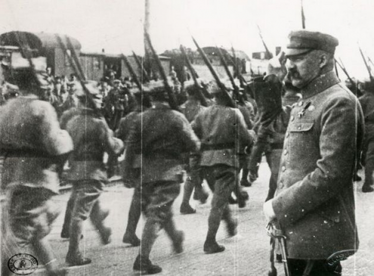 Oddziały wyruszające na front defilują przed Naczelnym Wodzem J. Piłsudskim. 04.1920. Źródło: CAW Oddziały wyruszające na front defilują przed Naczelnym Wodzem J. Piłsudskim. 04.1920. Źródło: CAW