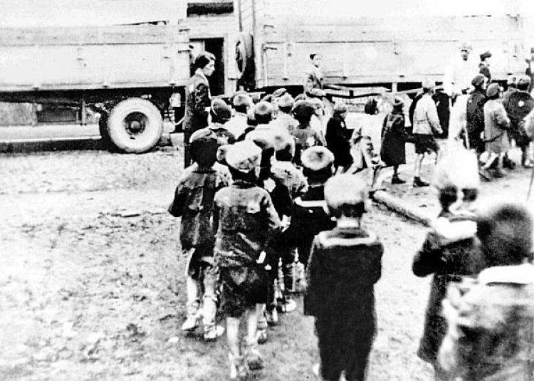 Getto łódzkie. Wysiedlanie dzieci z sierocińca. 09.1942. Źródło: ŻIH Getto łódzkie. Wysiedlanie dzieci z sierocińca. 09.1942. Źródło: ŻIH