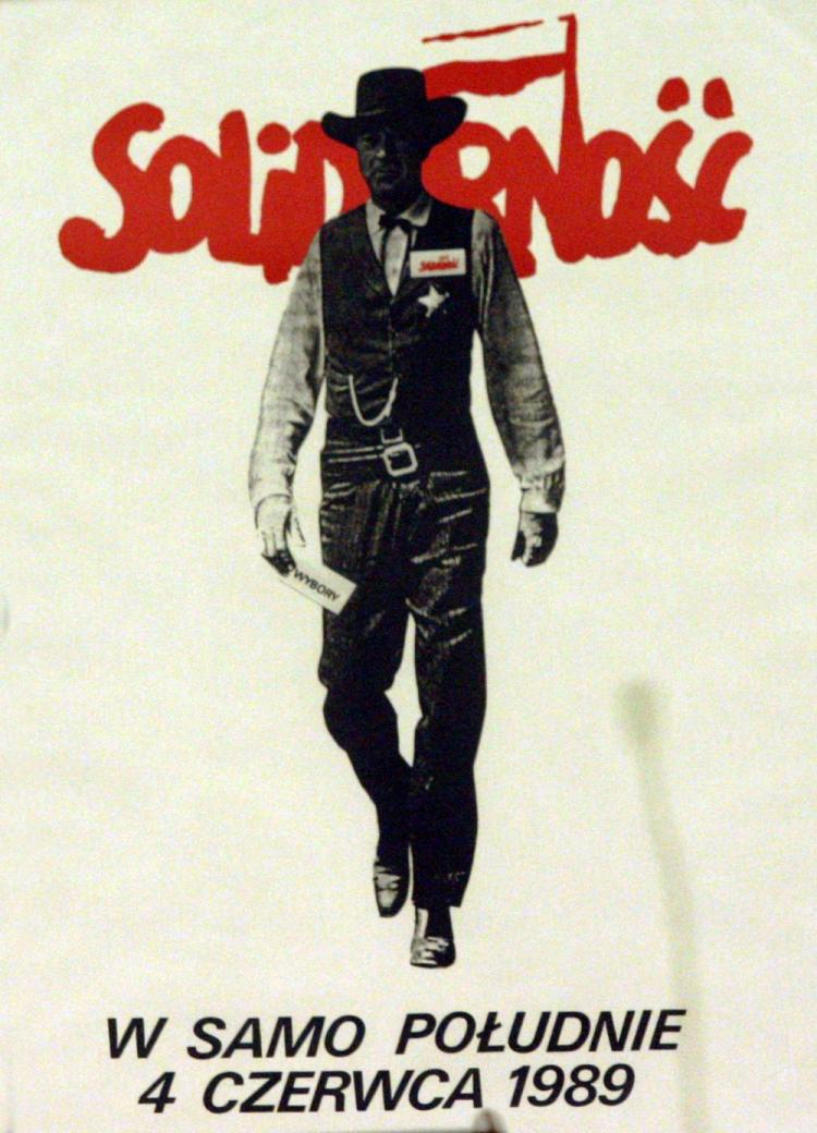 Plakat ”W samo południe” Tomasza Sarneckiego - z Garym Cooperem w roli szeryfa namawiającego do głosowania w wyborach 4 czerwca 1989 r. Fot. PAP/T. Gzell/reprodukcja Plakat ”W samo południe” Tomasza Sarneckiego - z Garym Cooperem w roli szeryfa namawiającego do głosowania w wyborach 4 czerwca 1989 r. Fot. PAP/T. Gzell/reprodukcja