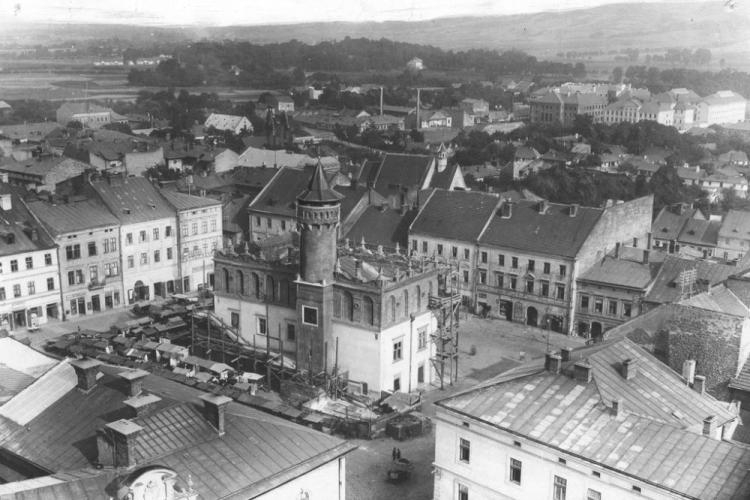 Panorama Tarnowa - Widok z wieży katedralnej na rynek i dzielnicę Zabłocie; na środku widoczny ratusz. 1918-1929. Źródło: NAC Panorama Tarnowa - Widok z wieży katedralnej na rynek i dzielnicę Zabłocie; na środku widoczny ratusz. 1918-1929. Źródło: NAC