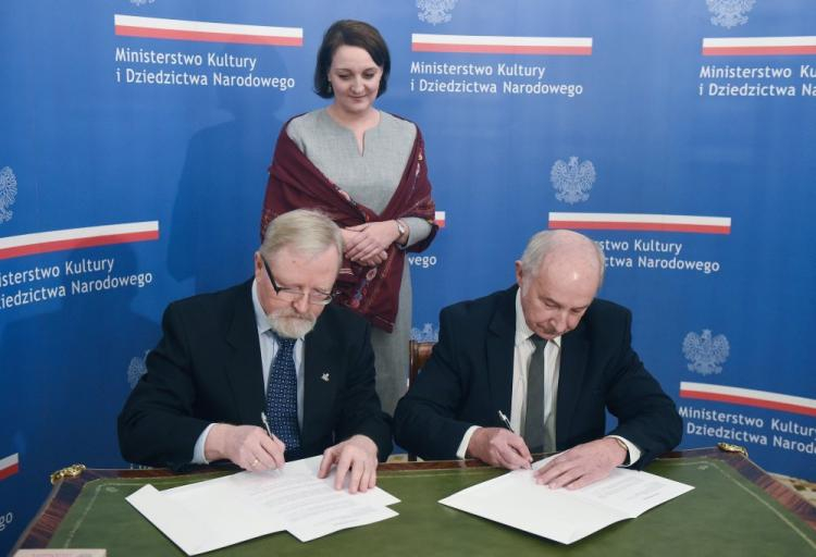 Darczyńca dr inż. Krzysztof Grabowiecki (L), wiceminister kultury i dziedzictwa narodowego Magdalena Gawin i dyrektor Archiwum Akt Nowych dr Tadeusz Krawczak podczas przekazania dokumentów dot. działalności petersburskiego Koła Towarzystwa Opieki nad Zabytkami Przeszłości w Warszawie z okresu 1916-21 do AAN w siedzibie MKiDN w Warszawie. Fot. PAP/R. Pietruszka Darczyńca dr inż. Krzysztof Grabowiecki (L), wiceminister kultury i dziedzictwa narodowego Magdalena Gawin i dyrektor Archiwum Akt Nowych dr Tadeusz Krawczak podczas przekazania dokumentów dot. działalności petersburskiego Koła Towarzystwa Opieki nad Zabytkami Przeszłości w Warszawie z okresu 1916-21 do AAN w siedzibie MKiDN w Warszawie. Fot. PAP/R. Pietruszka