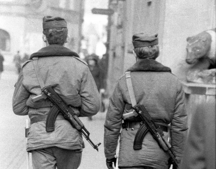 Stan wojenny. Nz. uzbrojony patrol. Warszawa, 15.02.1982. Fot. PAP/CAF/T. Langda Stan wojenny. Nz. uzbrojony patrol. Warszawa, 15.02.1982. Fot. PAP/CAF/T. Langda