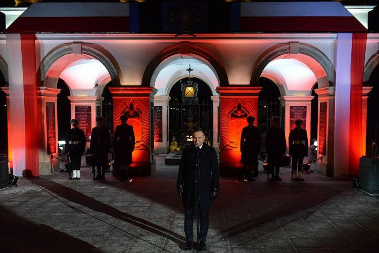 Prezydent Andrzej Duda podczas uroczystości przed Grobem Nieznanego Żołnierza w trakcie obchodów Narodowego Dnia Pamięci Żołnierzy Wyklętych. Fot. PAP/J. Kamiński Prezydent Andrzej Duda podczas uroczystości przed Grobem Nieznanego Żołnierza w trakcie obchodów Narodowego Dnia Pamięci Żołnierzy Wyklętych. Fot. PAP/J. Kamiński